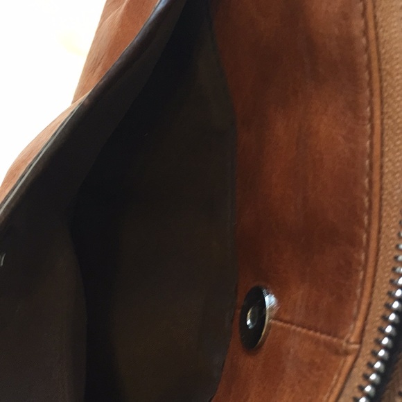 Like new Lecxci leather wristlet/crossbody bag - Picture 5 of 8